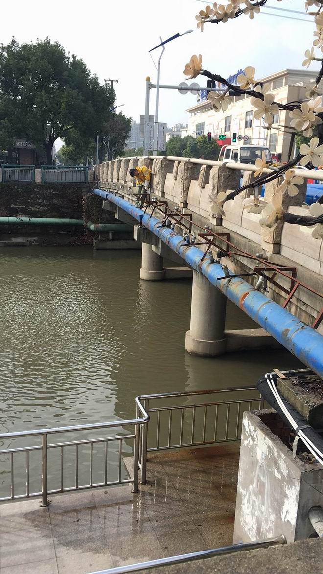 拆除河道景觀(guān)燈支架.jpg